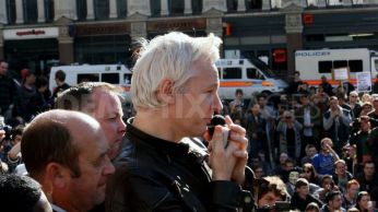 1318702469-julian-assange-joins-occupy-london-protests_875121