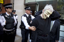 julian-assange-anonymous-occupy-london-mask-488x325